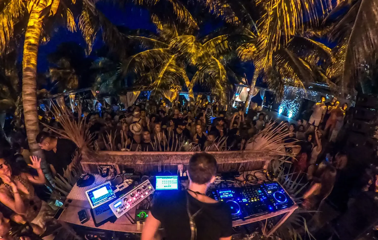 Show de saxofonista en directo junto a DJ durante cóctel de boda en Marbella