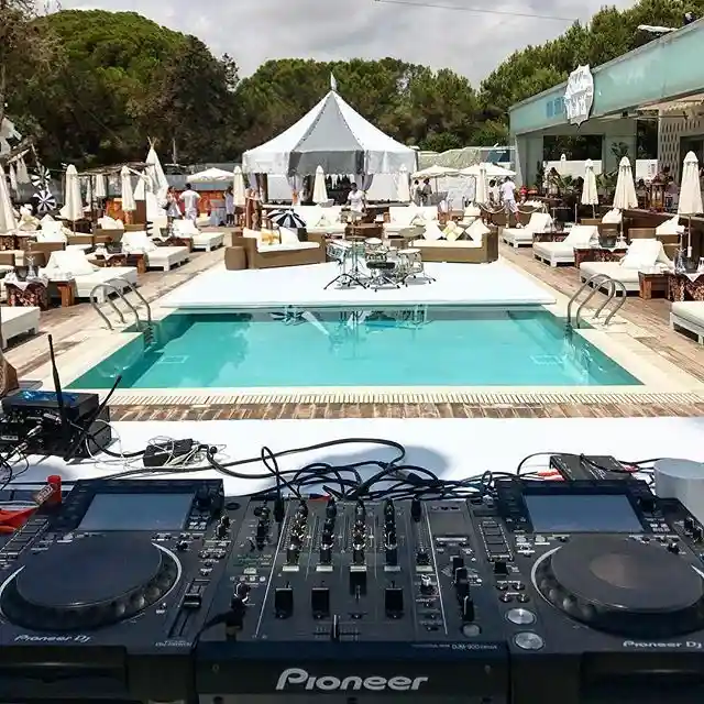 DJ para Eventos Corporativos y Fiestas de Empresa en la Costa del Sol