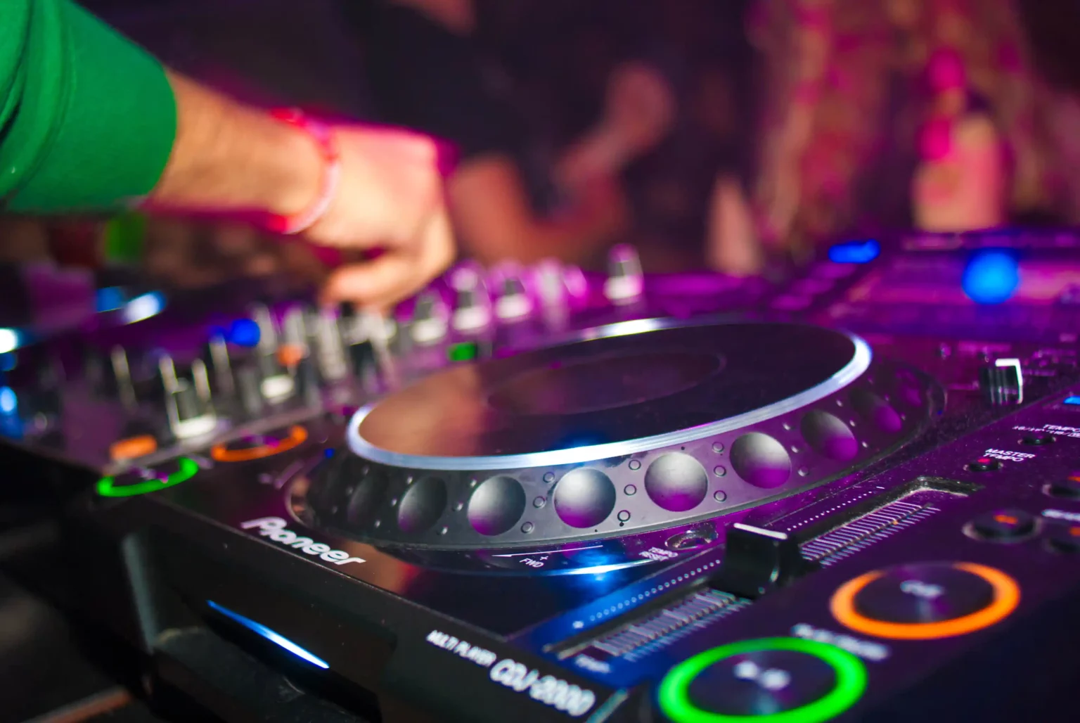 Cabina de DJ profesional con iluminación LED y sonido de alta fidelidad para boda en la Costa del Sol