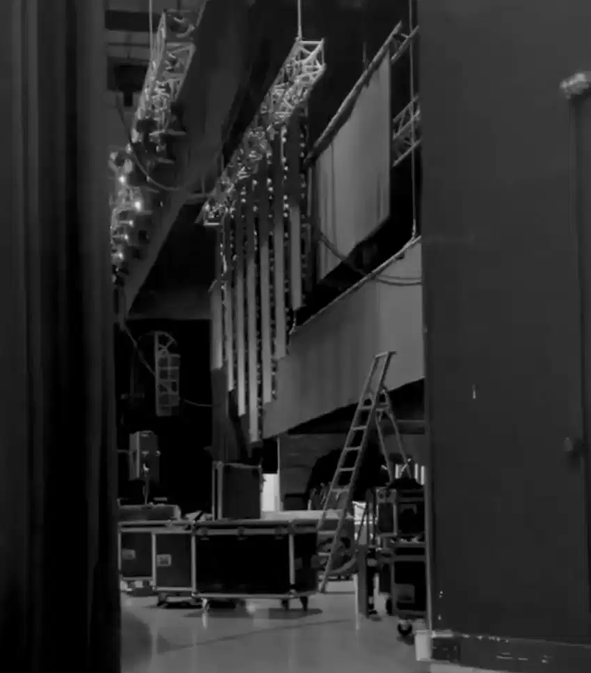 Videojockey en directo mezclando visuales en pantallas LED para evento en Málaga